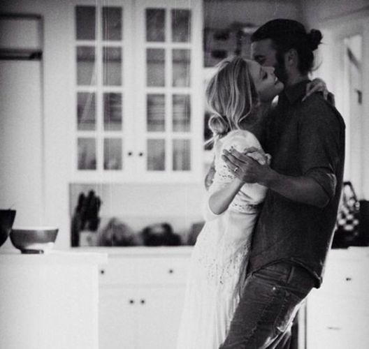 9.  È di buona compagnia