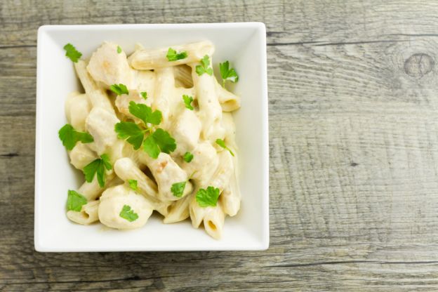 Padellata di pasta e pollo in salsa Alfredo