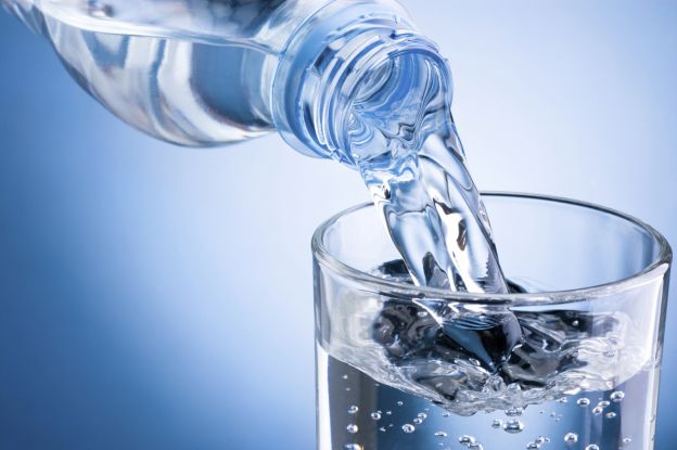 Bevi almeno 7-8 bicchieri d'acqua al giorno