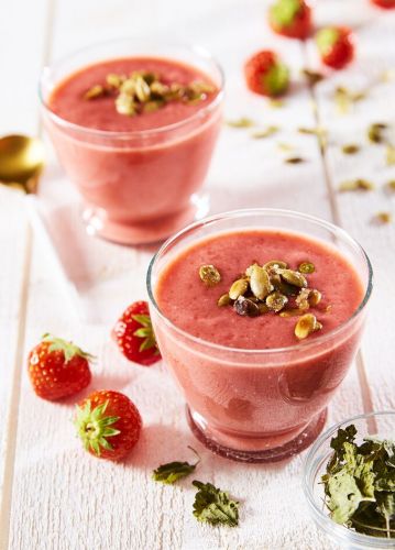 Crema di fragole con melissa e semi di zucca caramellati