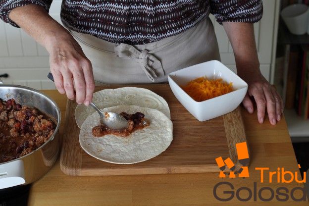 Ripartite la farcitura al centro delle 4 tortillas