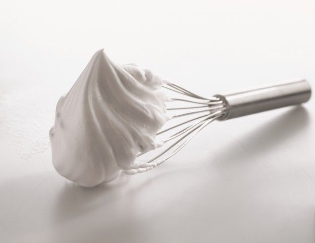 Incorporate gli albumi unendoli delicatamente all'impasto