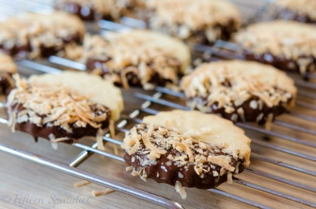 Biscotti con cioccolato e granella di nocciole