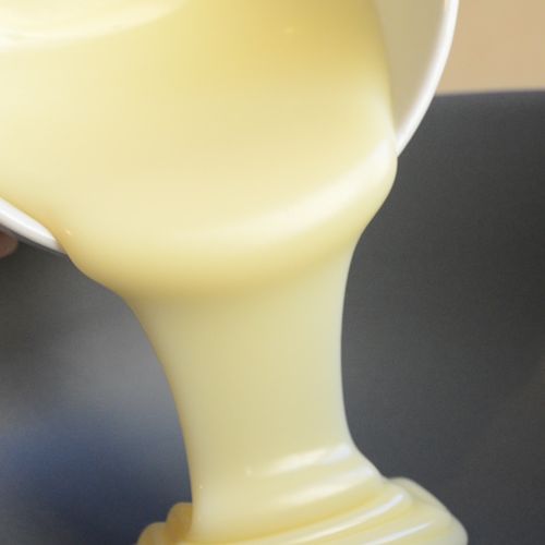 1. In una ciotola, versare 150 gr di latte condensato