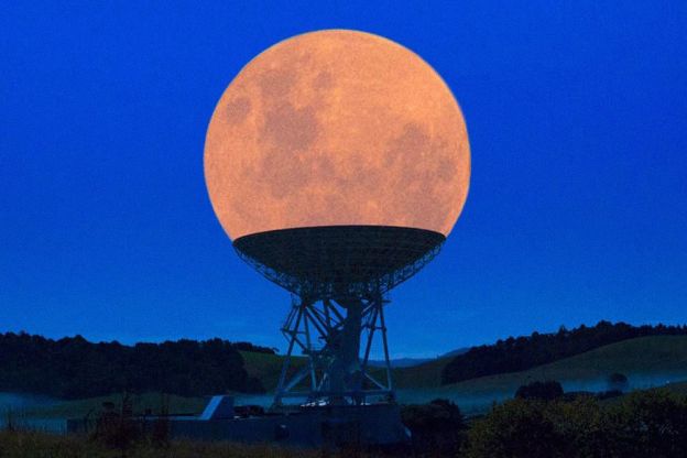 Una super luna sul radiotelescopio