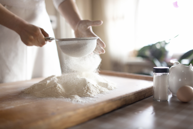 4. Infarinate il piano di lavoro