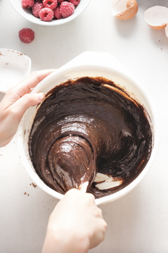 Prendi uno stampo troppo grande o troppo piccolo per cuocere una torta