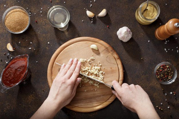 Tritare l'aglio come uno chef