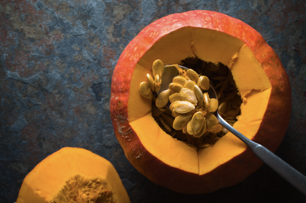 Togliere i semi ad una zucca facilmente