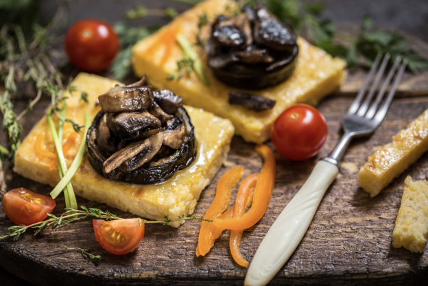 Dischi di polenta con porcini, taleggio e gorgonzola