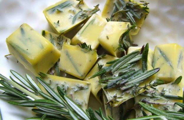 Cubetti di olio alle erbe aromatiche