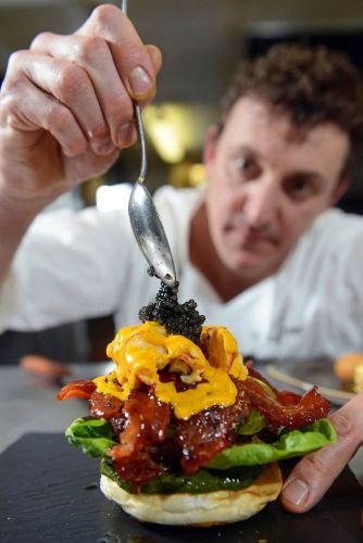 Lo Chef Chris Large prepara il Glamburger