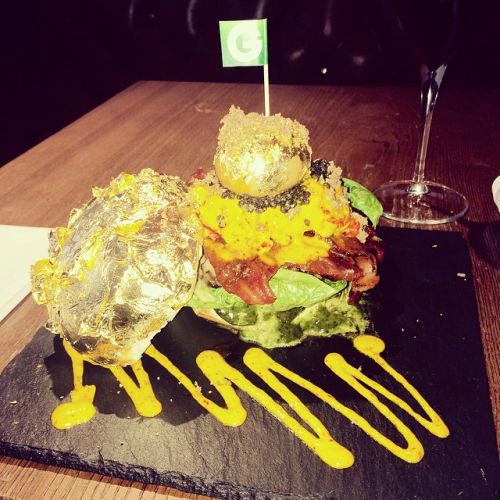 Il Glamburger servito a tavola