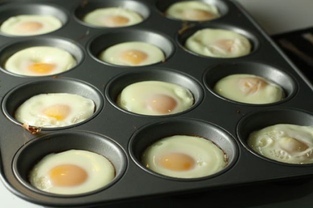 Delle uova al piatto
