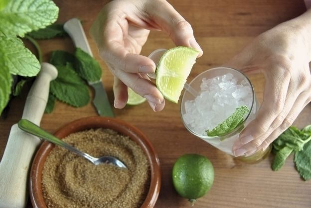 Preparare i cocktail con gli invitati