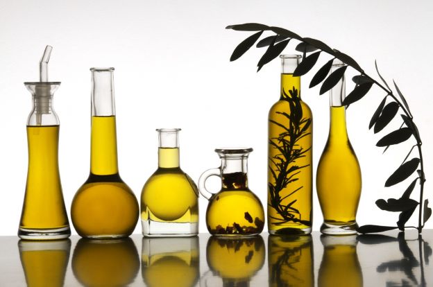 10 idee per preparare l'olio aromatizzato in casa