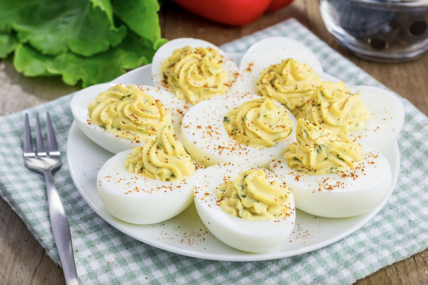 Uova sode con humus di carciofi