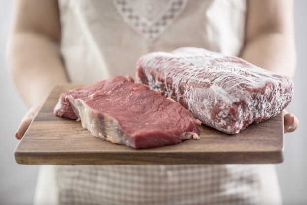Congelare la carne per 15 minuti prima di tagliarla