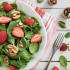 Insalata di spinaci e fragole con salsa dolce al limone