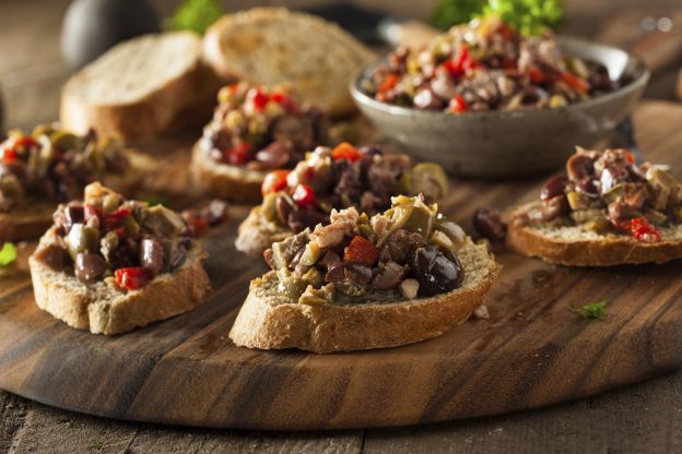 Crostini saporiti con caponata di verdure