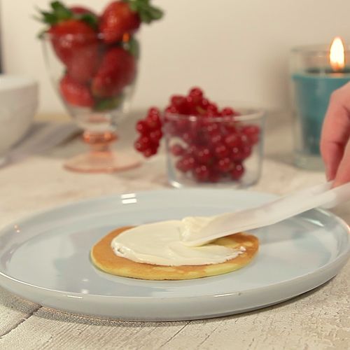 4. Alternare una crêpes, uno strato di crema di mascarpone, un'altra crêpe e via dicendo.