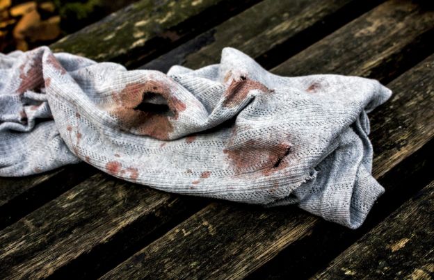 Eliminare le macchie di sangue su ogni tipo di tessuto