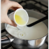 Versate il latte in una casseruola media ed unite il succo di limone, quindi mescolate