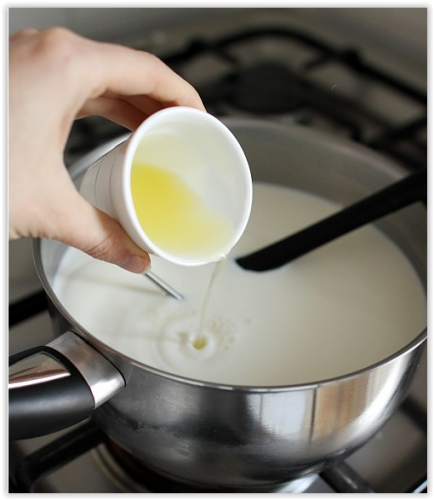 Versate il latte in una casseruola media ed unite il succo di limone, quindi mescolate