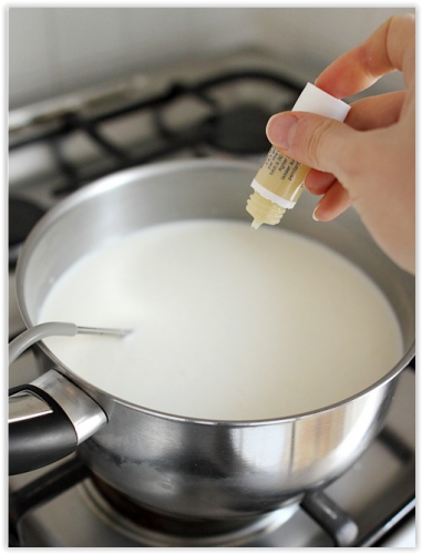 Aggiungete il caglio e mescolate