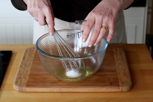 Tostare le mandorle e iniziare a preparare il composto