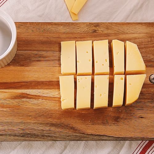 2. Tagliare 400 gr di fontina a pezzetti