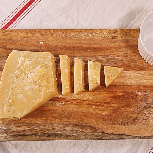 3. Tagliare 300 gr di scaglie di parmigiano