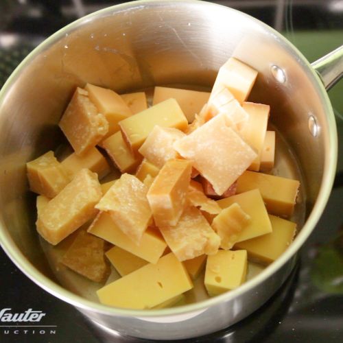 4. Far fondere il formaggio in un pentolino