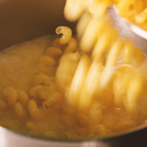 7. Aggiungere 400 gr di pasta corta a piacere, già cotta