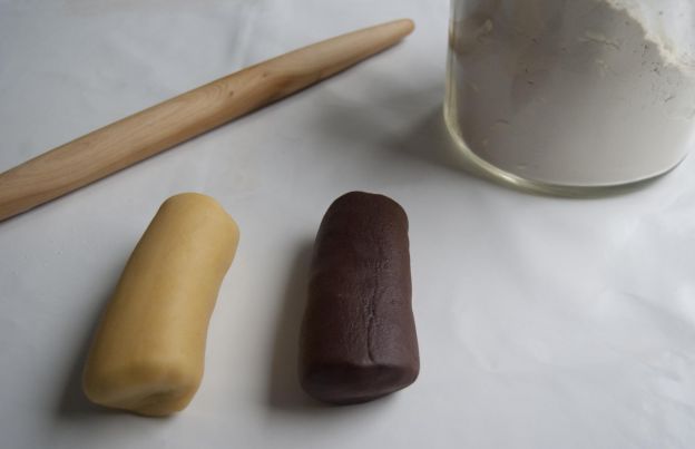 Preparare i due tipi di pasta frolla