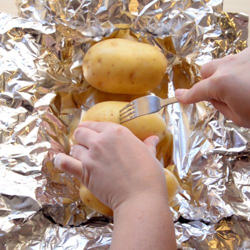 2. Punzecchiare le patate con una forchetta