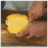 1.Tagliate l'ananas in due e svuotatelo della polpa che metteremo da parte.