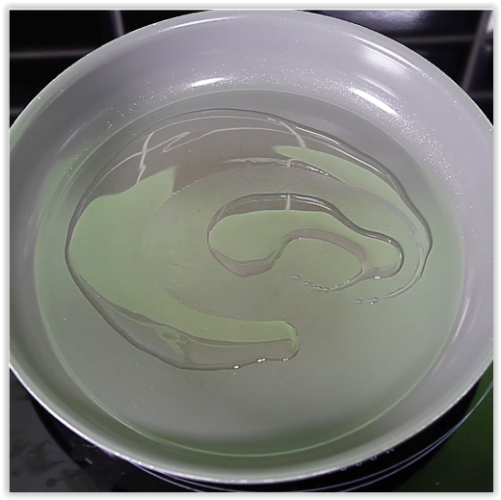 3. Far scaldare una padella con filo d'olio d'oliva