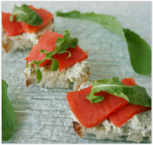 3. CROSTINI DI RICOTTA AROMATIZZATA AL PESTO, RUGHETTA E SALMONE AFFUMICATO