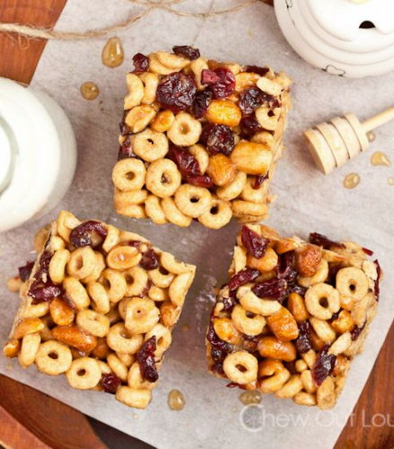 Con arachidi tostate e frutti rossi