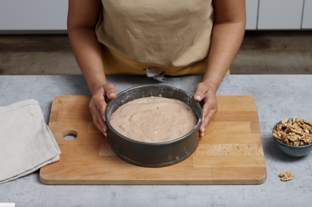 Usare uno stampo molto grande o molto piccolo per fare una torta