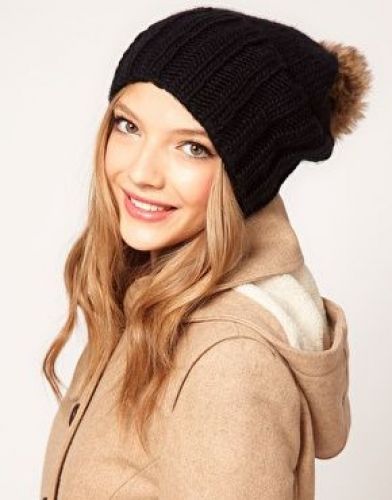 Il berretto con il pompon di finta pelliccia