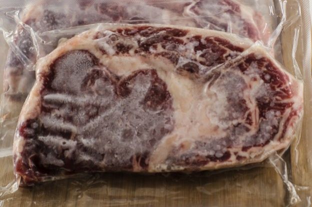 Tirare fuori la carne dal frigo in anticipo