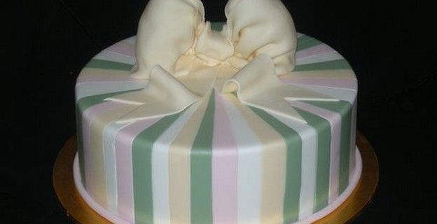 Striped cake con fiocco