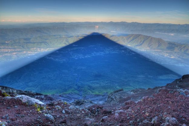 L'ombra del monte Fuji, 24km di longitudine