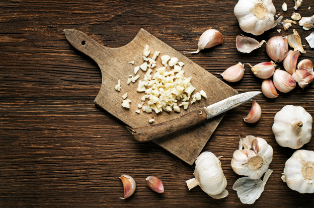 Tritare l'aglio come uno chef