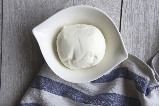Scolare una mozzarella fresca