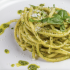 Pasta con pesto e lamelle di mandorle tostate