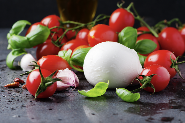 Scolare una mozzarella fresca