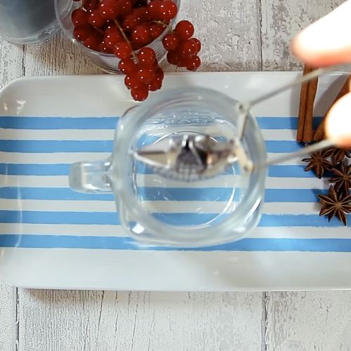 2. Lasciare in infusione una bustina di tisana ai frutti rossi